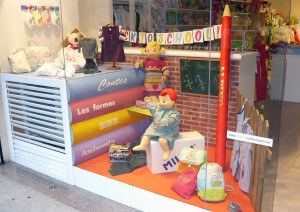 Escaparate de moda infatil en la tienda Baby Lua, Vuelta al cole