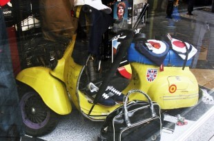 escaparate de tienda de moda urbana, comercio Rivendel (13)