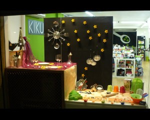 decoración escaparate de Navidad ´10 en Kikuina, tienda de menaje hogar