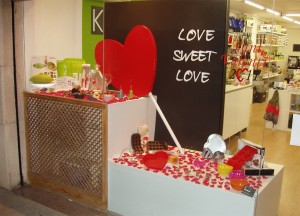 decoración escaparate de San Valentín en tienda de menaje hogar, foto 1