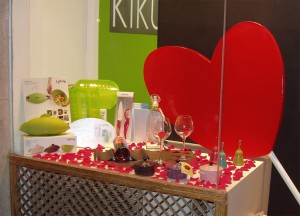 decoración escaparate de San Valentín en tienda de menaje hogar, foto 4