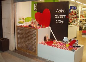decoración escaparate de San Valentín en tienda de menaje hogar, foto 5