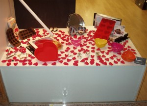 decoración escaparate de San Valentín en tienda de menaje hogar, foto 6