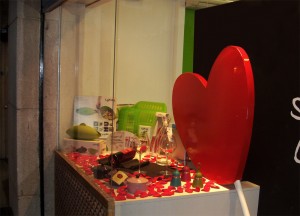 decoración escaparate de San Valentín en tienda de menaje hogar, foto 2