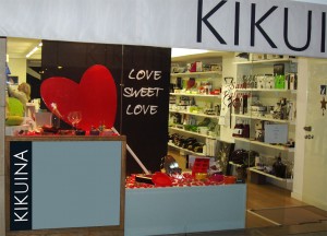 decoración escaparate de San Valentín en tienda de menaje hogar, foto 3