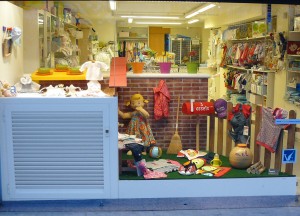decoración escaparate de moda infantil Babi Lúa, primavera 2011, foto 2
