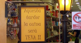 escaparate de otoño en comercio de menaje hogar, detalle del cartel