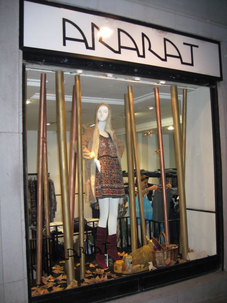 Escaparate de Otoño, tienda Ararat, Madrid Realizado por Lola Rúa y Marta Gómez, arquitectas.