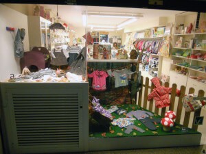 escaparate de moda infantil en tienda de ropa infantil Babi Lúa, foto 2