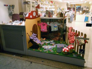 escaparate de moda infantil en tienda de ropa infantil Babi Lúa, foto 1