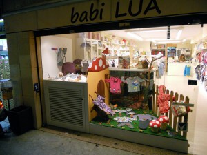 escaparate de moda infantil en tienda de ropa infantil Babi Lúa, foto 3