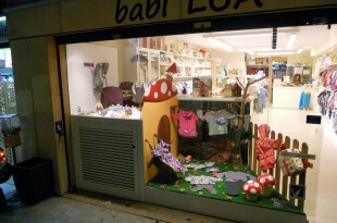 escaparate de otoño en tienda de ropa y moda infantil