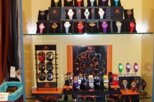 visual merchandising, exposición interior de relojes en tienda de regalos