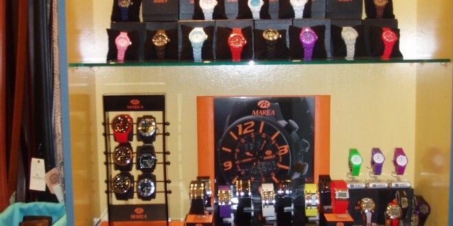 visual merchandising, exposición interior de relojes en tienda de regalos