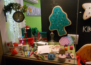 Escaparate navideño 2011 en Kikuina, menaje y hogar en Vilassar de Mar Escaparate de Navidad 2011 en Kikuina, menaje y hogar, por Miquel Pizarro