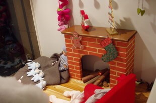 escaparate de navidad en comercio de moda infantil