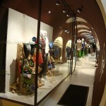 Escaparate de moda en el comercio de moda KTS