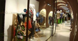 Escaparate de moda en el comercio de moda KTS