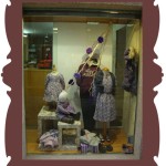 Escaparate en tienda de moda infantil