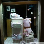 Escaparate de moda infantil en la tienda Merceditas