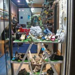 Escaparate de primavera en la tienda de zapatos Zoco