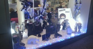 Foto del escaparate de Navidad 2011 en Caja de Plata