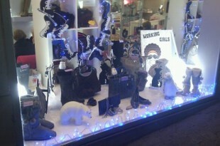 Foto del escaparate de Navidad 2011 en Caja de Plata