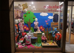 Escaparate de moda infantil en el comercio CHILDREN Escaparate de primavera en CHILDREN, moda infantil, foto 1, por Miquel Pizarro