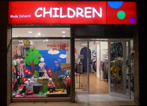 Escaparate en CHILDREN, tienda de moda infantil en Barcelona Escaparate de primavera en CHILDREN, moda infantil, foto 2, por Miquel Pizarro