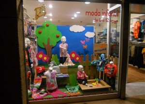 Escaparate de primavera y moda infantil en Barcelona Escaparate de primavera en CHILDREN, moda infantil, foto 3, por Miquel Pizarro