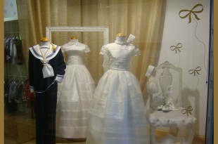 Escaparate de Comunión en la tienda de moda infantil Pequenos, por Imagesc