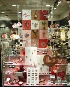 Escaparate de San Valentín, bisutería Bijou Brigitte Escaparates de Animación Puntos de Venta