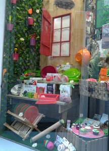 Escaparate primaveral en tienda de menaje y hogar, foto 3