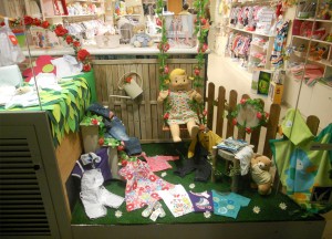 escaparate de moda infantil en primavera, foto 5