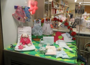 escaparate de moda infantil en primavera, foto 4