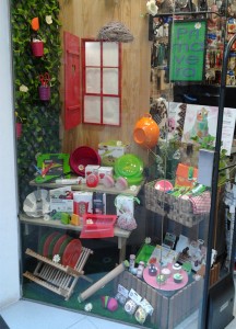 Escaparate primaveral en tienda de menaje y hogar, foto 2