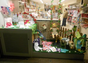 escaparate de moda infantil en primavera, foto 1