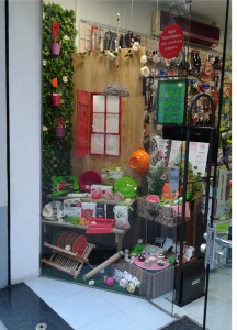 Escaparate primaveral en tienda de menaje y hogar, foto 1