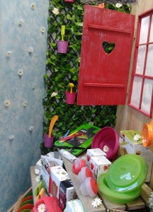 Escaparate primaveral en tienda de menaje y hogar, foto 4
