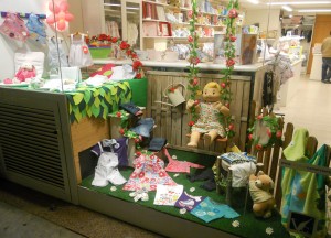 escaparate de moda infantil en primavera, foto 2