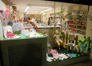 escaparate de moda infantil en primavera, foto 3