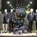 Escaparate de moda, lluvia y mainquíes