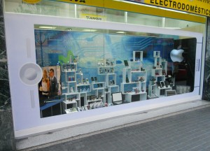 Decoración en escaparate de tienda de electrodomésticos, foto 2