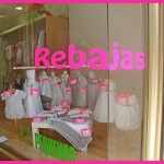 colores flúor en escaparates de rebajas