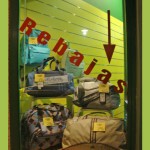 flechas hacia abajo en escaparate de rebajas