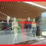 lineas de adhesivo en escaparate de rebajas