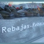 tipografía tecnológica en escaparates de rebajas