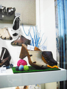 la frescura de la primavera en zapatería, escaparatismo Blk Escaparates, foto 1