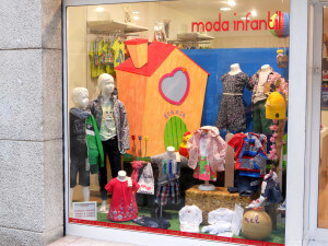 Escaparate de primavera en CHILDREN moda infantil por Miquel Pizarro, foto 1