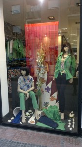 Escaparate de moda primaveral, ropa de mujer, foto 1